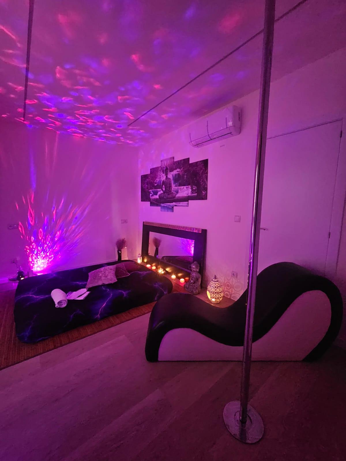 Sala privada con ducha italiana en spa erótico Palma de Mallorca.